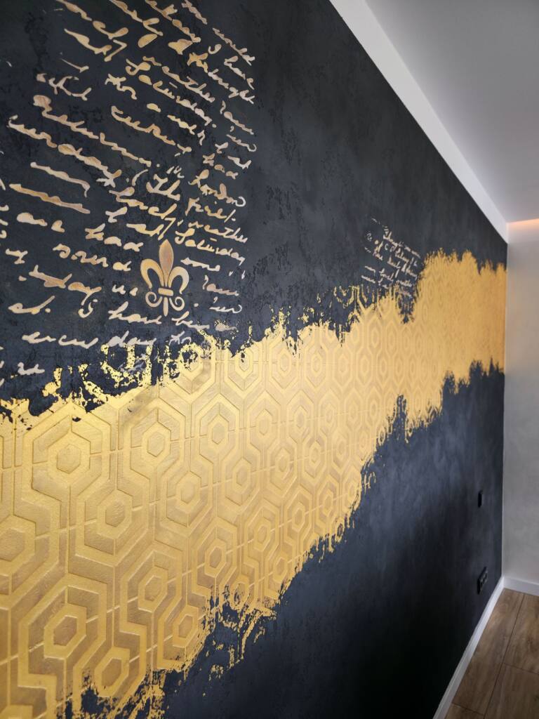 Kreativ gestaltete Akzentwand hinter dem Bett im Schlafzimmer