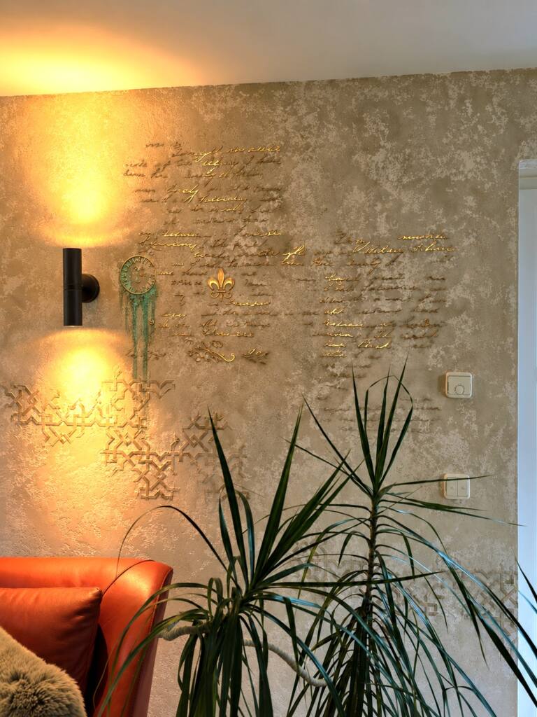 Kreative Wandgestaltung mit Gold und Kupferoxydetails